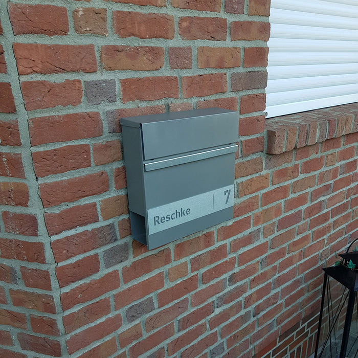 Briefkasten B3 personalisiert mit Edelstahl-Schild