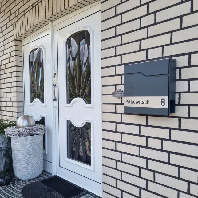 Briefkasten B7 personalisiert mit Edelstahl-Schild - GÜRTLER.shop