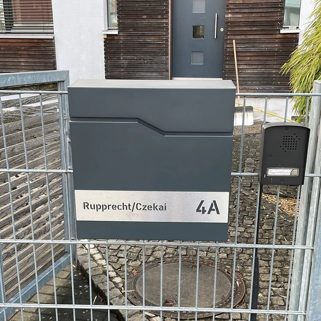 Briefkasten B7 personalisiert mit Edelstahl-Schild - GÜRTLER.shop