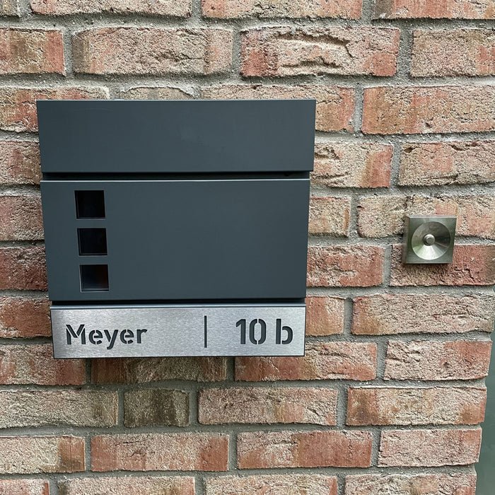 Briefkasten B9 mit Sichtfenster, personalisiert mit Edelstahlschild - GÜRTLER.shop