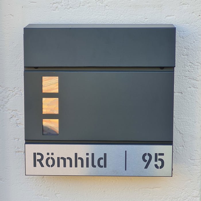 Briefkasten B9 mit Sichtfenster, personalisiert mit Edelstahlschild - GÜRTLER.shop