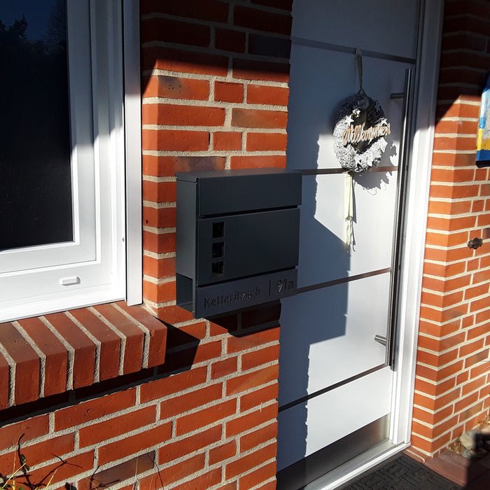 Briefkasten B9 mit Sichtfenster, personalisiert mit Edelstahlschild - GÜRTLER.shop