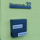 Hausnummer H1 aus Edelstahl, pulverbeschichtet, mit Straßennamen - GÜRTLER.shop