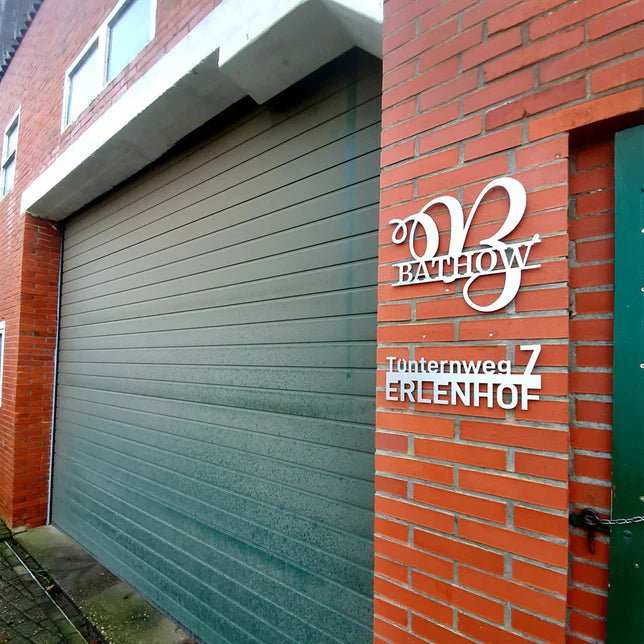 Hausnummer H2 aus Edelstahl, pulverbeschichtet, mit Straßennamen - GÜRTLER.shop