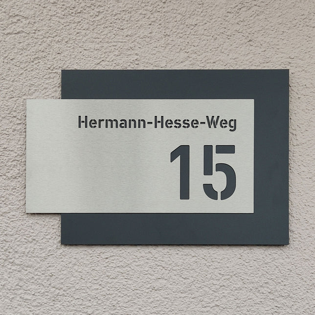 Hausnummer H6 aus Edelstahl, 3D-Effekt, pulverbeschichtet, mit Straßennamen - GÜRTLER.shop