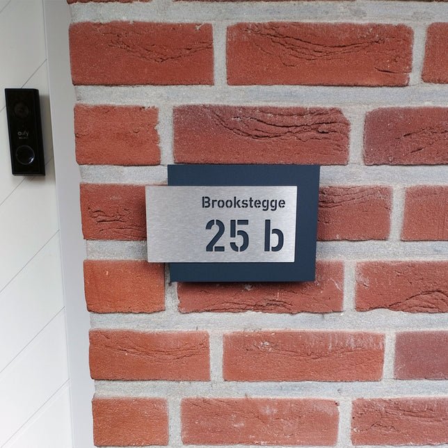 Hausnummer H6 aus Edelstahl, 3D-Effekt, pulverbeschichtet, mit Straßennamen - GÜRTLER.shop