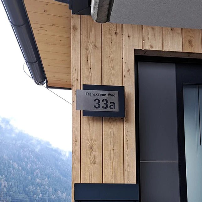 Hausnummer H6 aus Edelstahl, 3D-Effekt, pulverbeschichtet, mit Straßennamen - GÜRTLER.shop