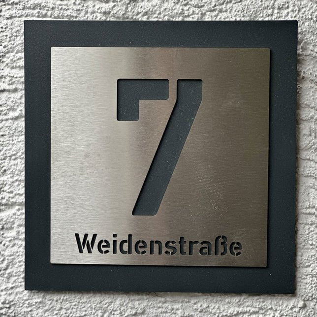 Hausnummer H7 aus Edelstahl, 3D-Effekt, pulverbeschichtet, mit Straßennamen - GÜRTLER.shop