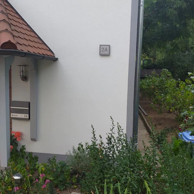 Hausnummer H7 aus Edelstahl, 3D-Effekt, pulverbeschichtet, mit Straßennamen - GÜRTLER.shop