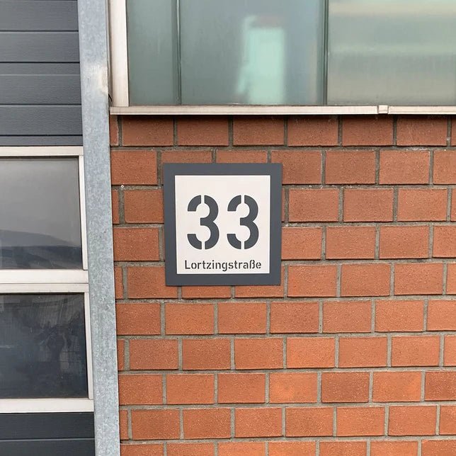 Hausnummer H7 aus Edelstahl, 3D-Effekt, pulverbeschichtet, mit Straßennamen - GÜRTLER.shop