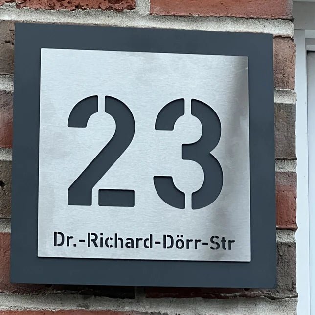 Hausnummer H7 aus Edelstahl, 3D-Effekt, pulverbeschichtet, mit Straßennamen - GÜRTLER.shop