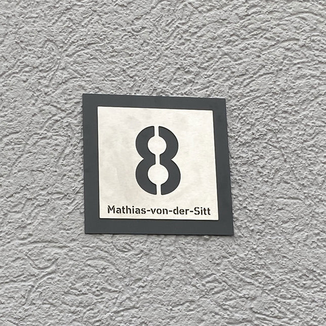 Hausnummer H7 aus Edelstahl, 3D-Effekt, pulverbeschichtet, mit Straßennamen - GÜRTLER.shop