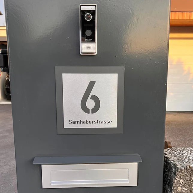 Hausnummer H7 aus Edelstahl, 3D-Effekt, pulverbeschichtet, mit Straßennamen - GÜRTLER.shop