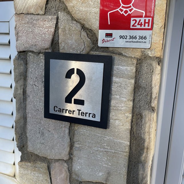 Hausnummer H7 aus Edelstahl, 3D-Effekt, pulverbeschichtet, mit Straßennamen - GÜRTLER.shop